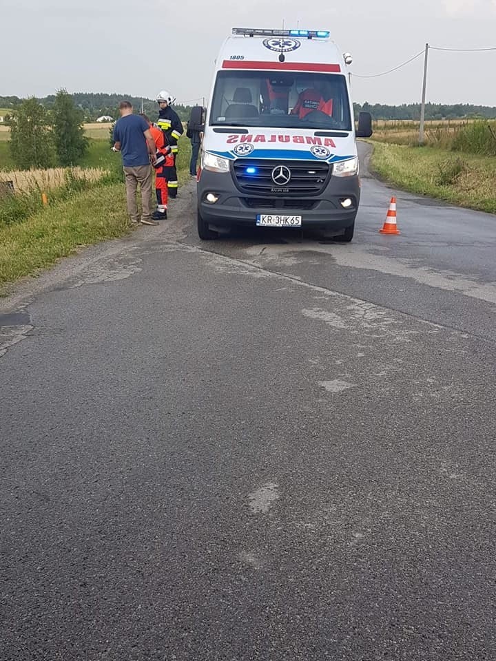 Wypadek w Gołyszynie. Samochód wypadł z drogi i dachował w zbożu