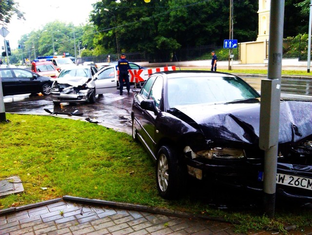 Na al. Racławickich fiat punto zderzył się z mitsubishi carismą