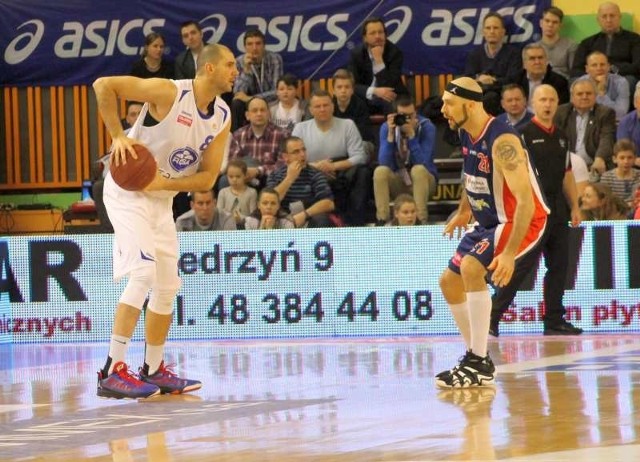 Fragment meczu Rosa - Dąbrowa. Doświadczony Robert Witka zagrał dobry mecz