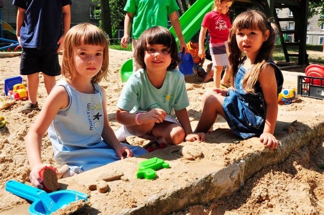 Dziewczęta uwielbią lepić babki z piasku. O lewej Kasia, Daria i Kasia.