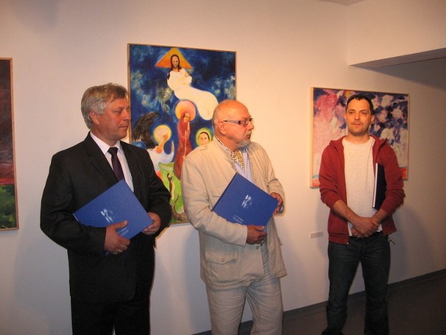 To twórczość bezkompromisowa, oryginalna, często bardzo osobista &#8211; mówił o malarstwie Jerzego Czuraja Mariusz Jończy (z prawej