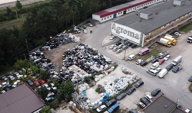 Warszawska firma gromadzi odpady na jednej z wynajmowanych od Agromy działek. Beczek i kontenerów są tam setki.