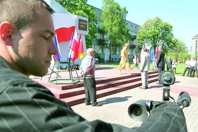 Kiedyś w tym miejscu, na włocławskich bulwarach, stał pomnik J. Piłsudskiego, teraz obelisk poświęcony ludziom pracy. Nie wszystkim się to podoba...