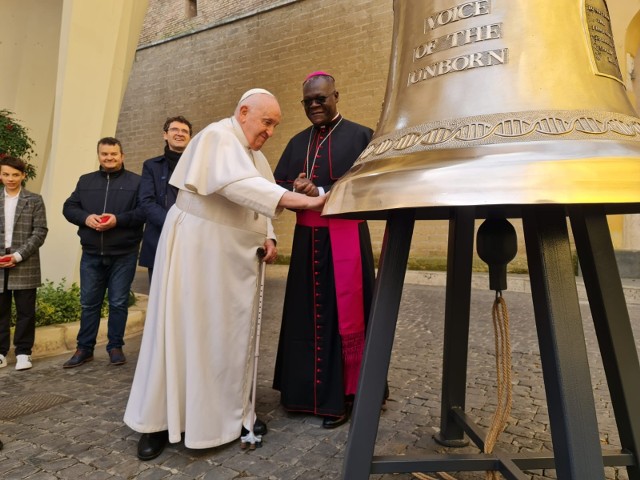 Dzwon "Głos Nienarodzonych" został pobłogosławiony w Watykanie przez papieża Franciszka. Obok Ojca Świętego ks. bp Alick Banda z archidiecezji Lusaka w Zambii i Bogdan Romaniuk.