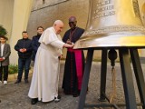 Papież Franciszek pobłogosławił odlany w Przemyślu dzwon "Głos Nienarodzonych". Trafi do Zambii w Afryce [ZDJĘCIA]