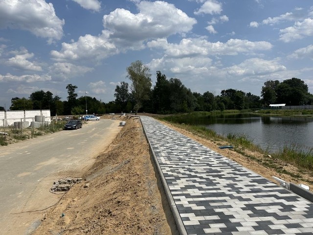 Na wale przeciwpowodziowym w Białobrzegach jest już budowany chodnik, będzie tamtędy poprowadzona jedna z alejek spacerowych na nowych terenach nad Pilicą.