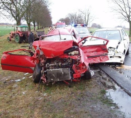 Opel najpierw uderzył w przyczepkę ciągnika, potem najechał na niego ford. Kierowca opla nie przeżył wypadku.