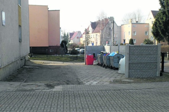Pojemniki na śmieci przy bloku zyskały nowe miejsce i dodatkowo zostały osłonięte m.in. od strony ulicy