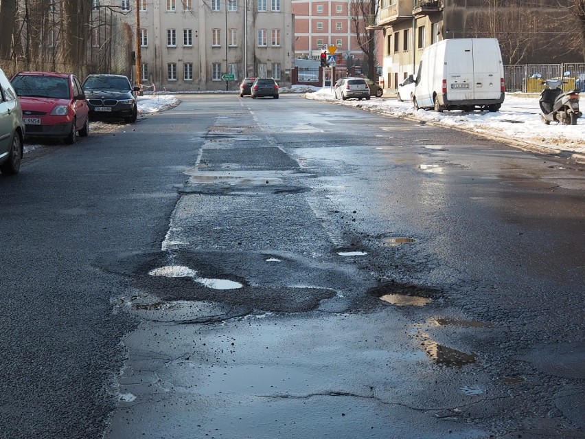 Zrobiło się cieplej i dziury znów zdobią łódzkie ulice ZDJĘCIA