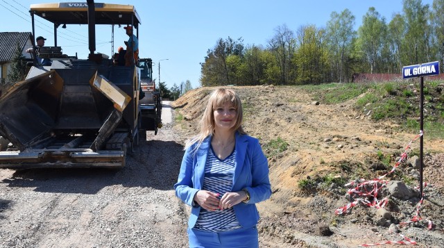 Burmistrz Stąporkowa Dorota Łukomska jest zadowolona z realizacji zadania na ulicy Górnej w Niekłaniu Wielkim