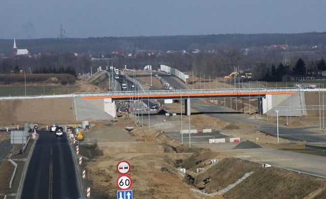 Wszystkie drogi prowadzą do Rzymu - mówi starożytne przysłowie. Na Dolnym Śląsku odwrotnie - wszystkie drogi omijają Wrocław, ale przecież o to chodzi, aby odkorkować stolicę województwa i połączyć region z północą kraju. Oto najważniejsze drogi i obwodnice, które powstaną w najbliższych latach na Dolnym Śląsku.Zobacz, jakie drogi powstaną posługując się klawiszami strzałek na klawiaturze, myszką lub gestami.