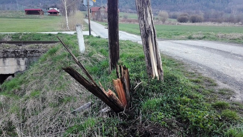 Linia kolejowa nieczynna, a na przejeździe w Męcinie zdarzył się wypadek. Zdjęcia z miejsca zdarzenia