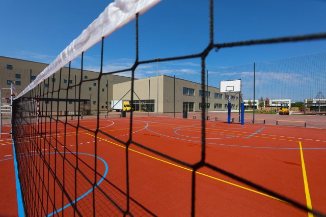 Największa szkoła we Wrocławiu posiada kilka boisk, m.in. do gry w piłkę nożną, siatkówkę czy koszykówkę. W trakcie pierwszych dni funkcjonowania były one zamknięte dla mieszkańców.