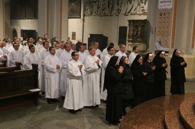 Nowi szafarze to 6 sióstr zakonnych i 48 świeckich mężczyzn.