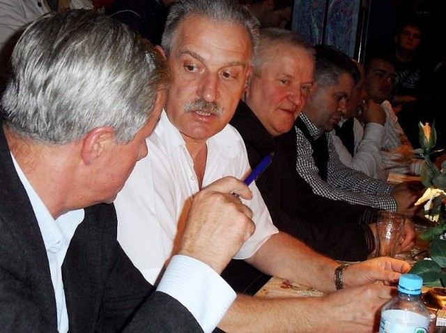 Z terminarza nie są na razie zadowoleni członkowie zarządu GTŻ (od lewej): Zdzisław Cichoracki (wiceprezes), Zbigniew Fiałkowski (prezes), Grzegorz Nowak (wiceprezes)
