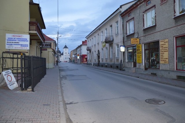 Ulica Kościelna  w Staszowie po przemianach,  jakie zaplanowały władze miasta będzie  jednokierunkowa w pewnej części.