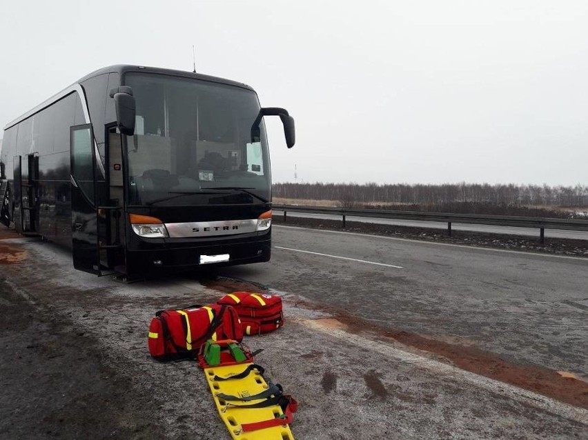 Wypadek na DK 1 koło Radomska. Ciężarówka zderzyła się z busem. Ranni [ZDJĘCIA]