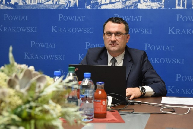 Starosta powiatu krakowskiego Wojciech Pałka otrzymał podwyżką pensji do ponad 19 tys. złotych