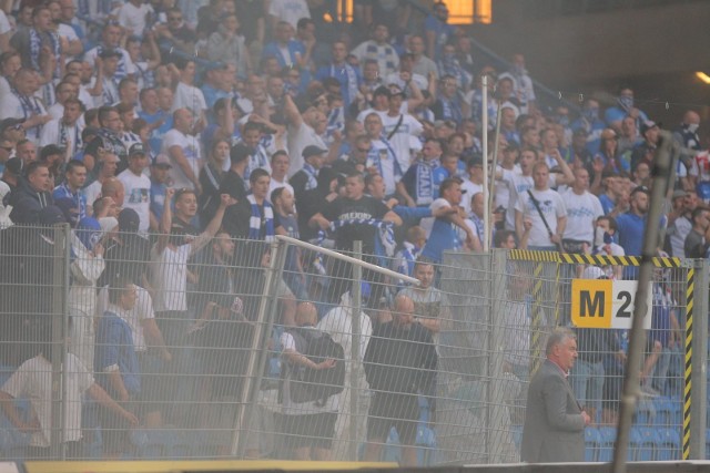 Lech - Legia. Mecz przerwany! Kibice wbiegli na stadion i przegonili piłkarzy Lecha do szatni [WIDEO + DUŻO ZDJĘĆ]