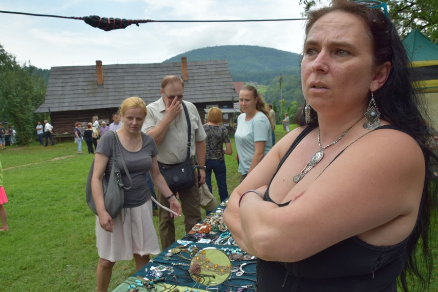 Szymbark. XV Panorama Kultur. W skansenie głośno gra muzyka, jest mnóstwo ludzi, są stoiska z rękodziełem, gospodynie częstują pysznościami