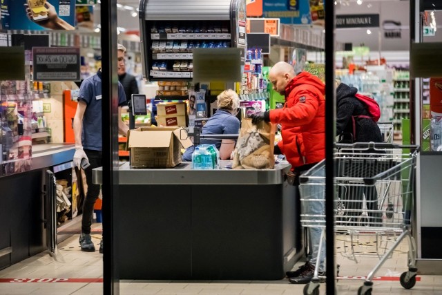 W sylwestra większość marketów w Bydgoszczy zaprasza klientów do godz. 18-19.