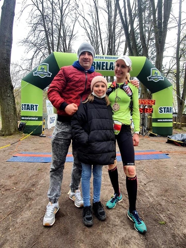 Takie wsparcie dla ultramaratonki jest bardzo ważne. Małgorzata Pazda-Pozorska po zakończeniu biegu w towarzystwie męża Krzysztofa i córki Zuzi