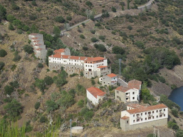 Opuszczona wioska Salto de Castro w Hiszpanii do kupienia. Nabyć można nie tylko obszerny grunt, ale także liczne zabudowania, w tym 44 lokale mieszkalne, mały kościół, szkoła, budynek z dawnym basenem oraz zabudowania gospodarcze.