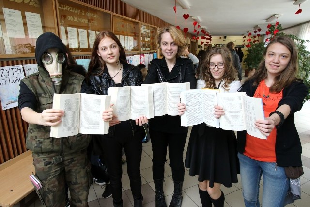 Uczennice Gimnazjum numer 23 w Kielcach: Róża, Julia, Zosia, Natalia i Maja przebrały się za ulubione postaci z książek i zachęcały wszystkich do czytania.