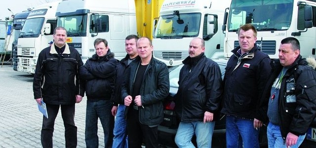 Wieloletni kierowcy z Polbetu stoją murem za swoim szefem Karolem Plesiewiczem (w środku). Znają swój fach i rozumieją przejściowe trudności firmy.