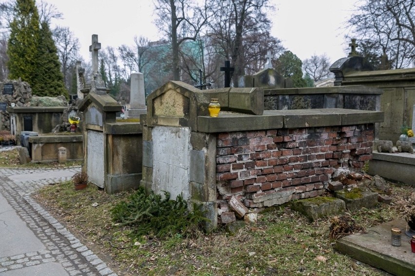 Na Rakowicach sypią się groby [WIDEO, ZDJĘCIA]