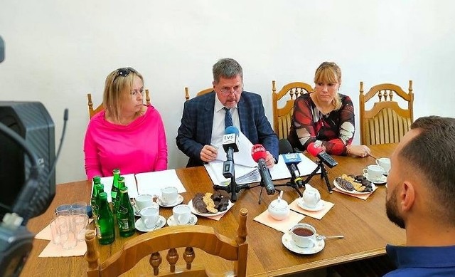Jarosław Karyś, przewodniczący Rady Miasta oraz wice przewodniczące Anna Kibortt i Katarzyna Czech - Kruczek poinformowali o porządku obrad sesji, 16 września.