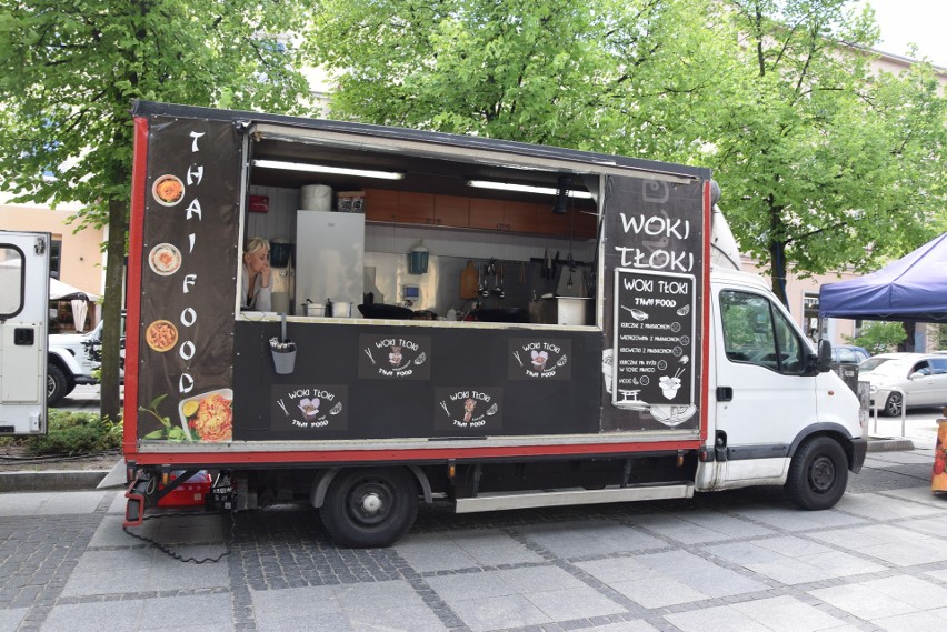 Wiosenny Zlot Food Trucków w III alei NMP w Częstochowie. Można spróbować kuchni azjatyckiej, meksykańskiej i włoskiej