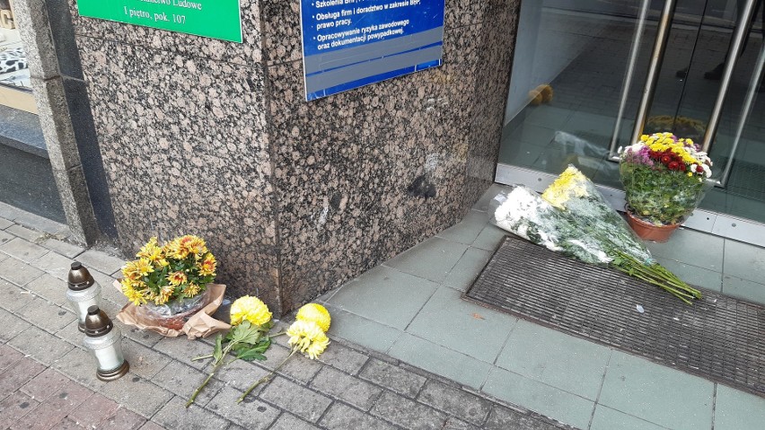 Kwiaty i znicze pod biurem posłanki Barbary Borys-Szopy....