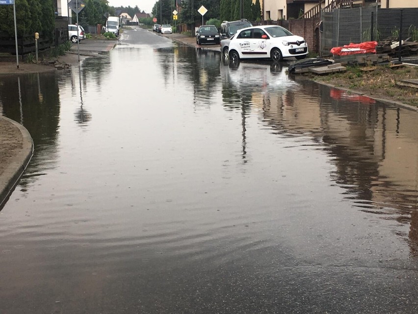 Potężna ulewa w Wielkopolsce! Pleszew pod wodą. Ulice niczym...