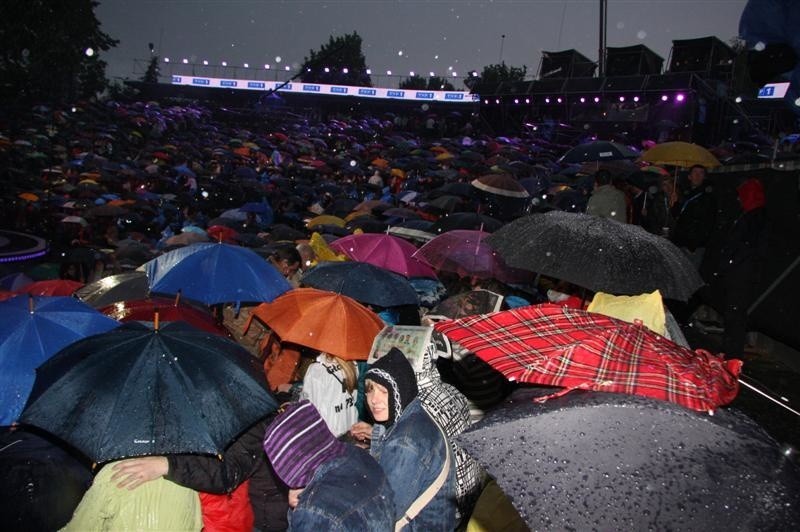 Ulewa nad amfiteatrem na początek festiwalu Opole 2009....