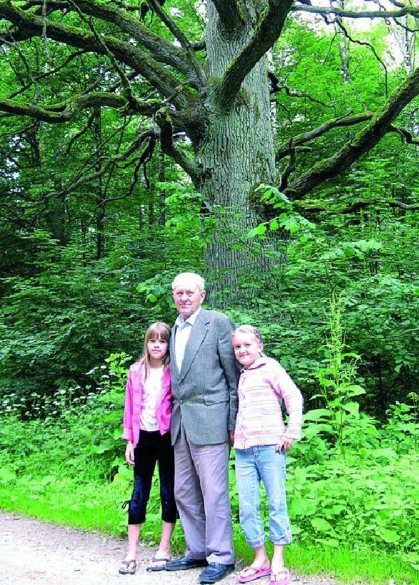 Pod wiekowym dębem koło Rudawki &#8211; Stanisław Betto razem w wnuczkami Patrycją (z lewej) i Karoliną