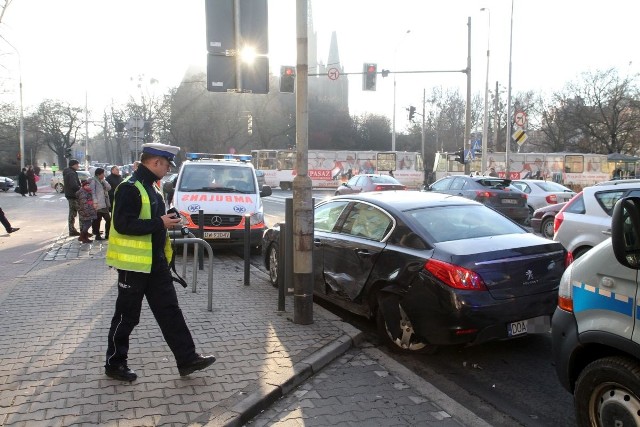 Wypadek na skrzyżowaniu Wyszyńskiego i Nowowiejskiej we Wrocławiu