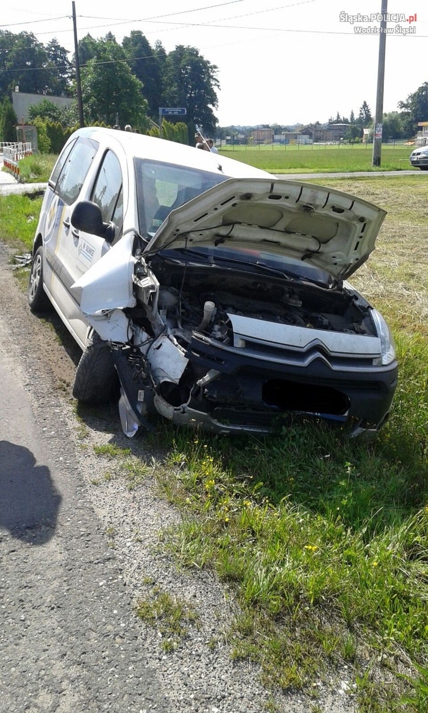 Citroen zderzył się z traktorem na ulicy Centralnej w Połomi