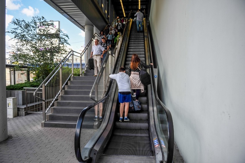 Dworzec Główny: Ruchome schody na dworcu pojadą w dwie...