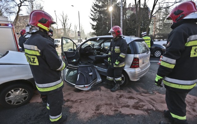 Kierujący mercedesem wyjechał pod peugeota. Dwie poważnie ranne osoby zostały zabrane do szpitala.