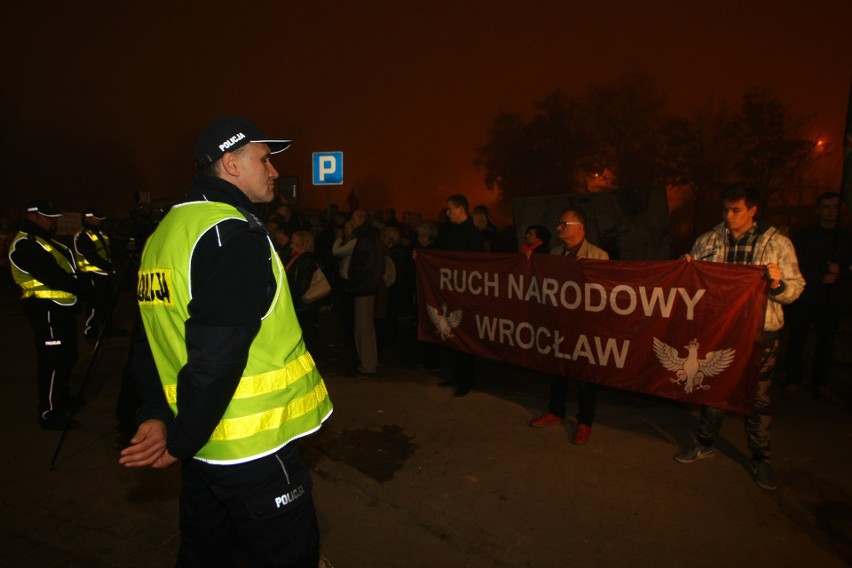 "Klątwa" we Wrocławiu. Różaniec i protesty przed kontrowersyjnym spektaklem [ZDJĘCIA]