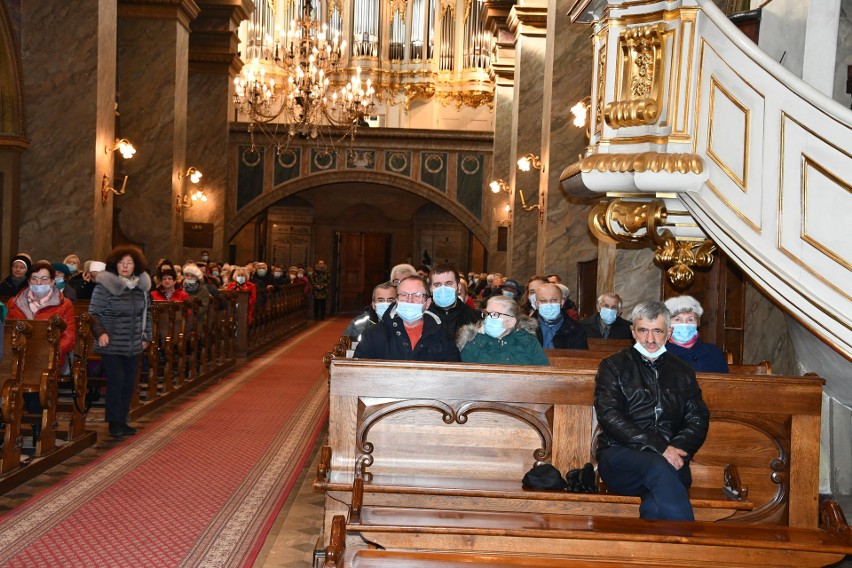 Światowy Dzień Ubogich w Bazylice Katedralnej w Kielcach. Mszy świętej przewodniczył biskup Jan Piotrowski [ZDJĘCIA]