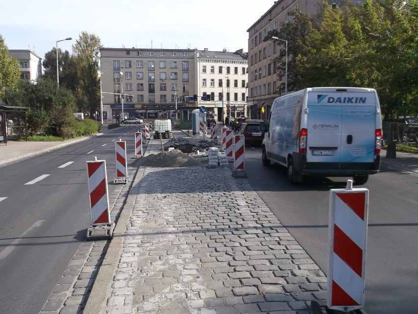 Wrocław: Nieczynny przystanek przy Zielińskiego. Drogowcy wymieniają kostkę (ZDJĘCIA)