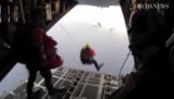 Skoczyli z samolotu, by uratować małą dziewczynkę (wideo)