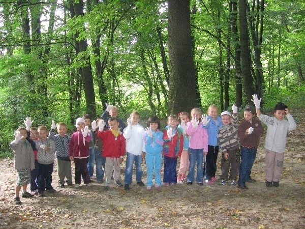 Ekoludki, czyli dzieci z przemyskiego Przedszkola nr 16, podczas akcji "Sprzątania Świata&#8221;.