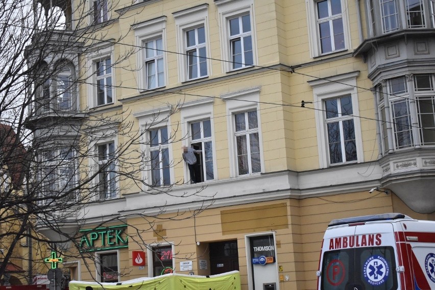 Desperat na gzymsie budynku w centrum Wrocławia. Akcja służb [ZDJĘCIA]