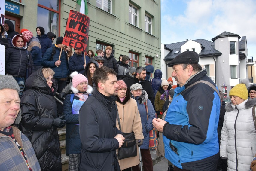 Protest przed chełmskim ratuszem. Nie chcą likwidacji dwóch internatów w Chełmie. Zobacz zdjęcia