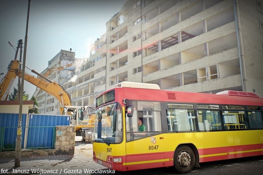 Wypadek przy rozbiórce Cuprum. Gruz spadł na autobus MPK