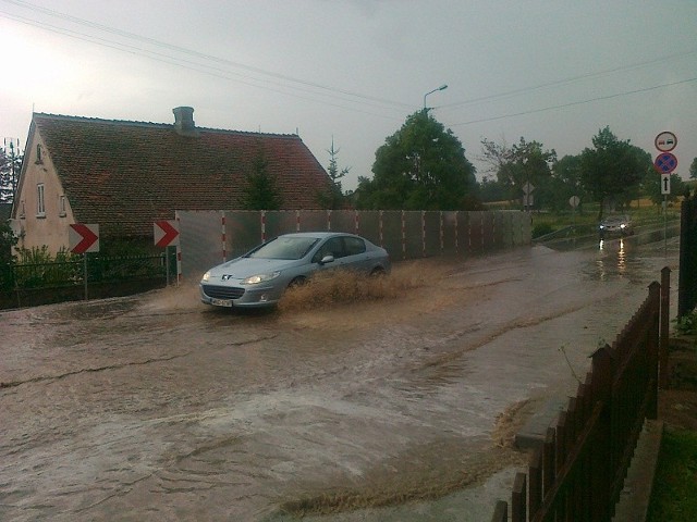 Zalane centrum wsi Strzygi.