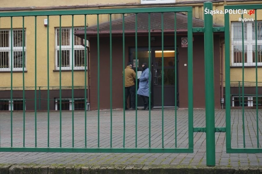 Uzbrojeni napastnicy wtargnęli do szkoły w Rybniku! Taki scenariusz mógłby się wydarzyć ZDJĘCIA